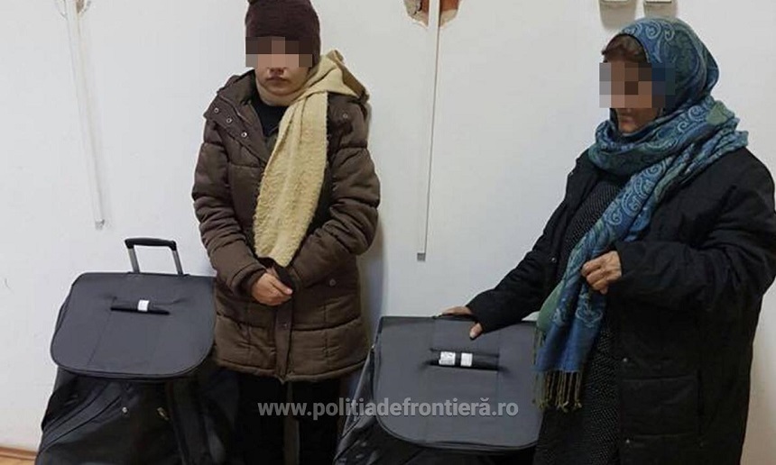 Două femei afgane au fost descoperite, la graniţă, ascunse în geamantane | foto video