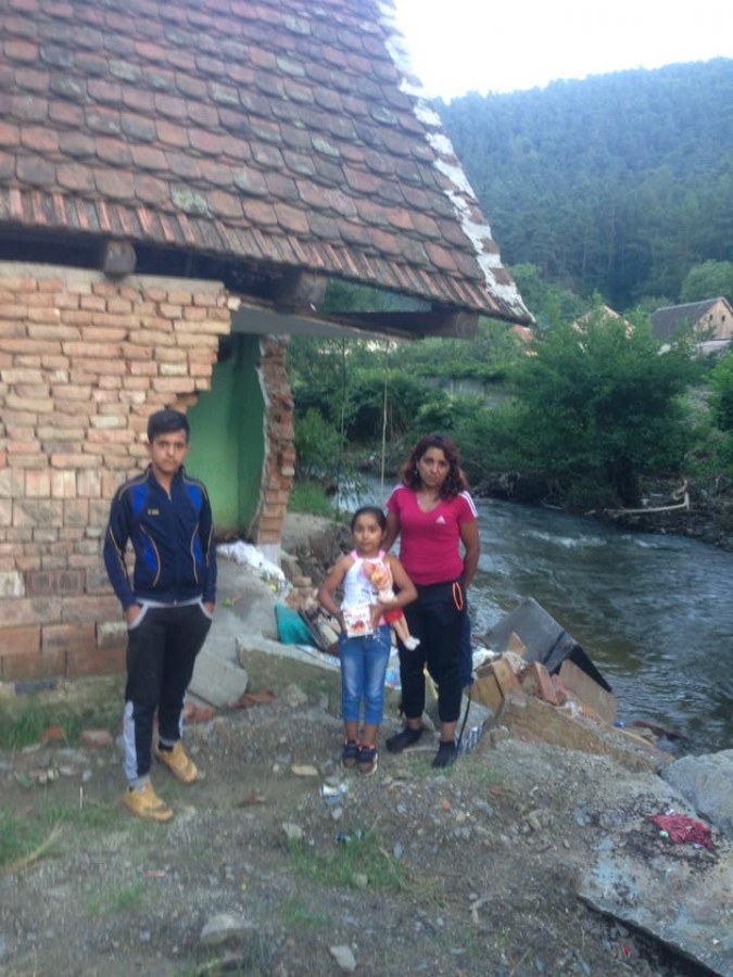 Unul din micii fotbaliști din Săliște a rămas fără casă, în urma inundațiilor. Clubul strânge fonduri
