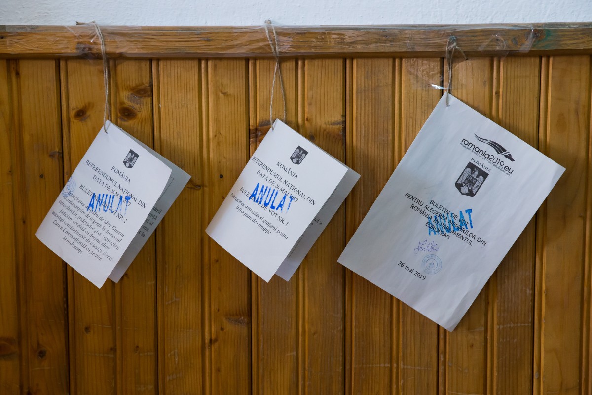 A aplecat cu ștampila de control acasă. O președintă de secție va fi propusă spre excludere