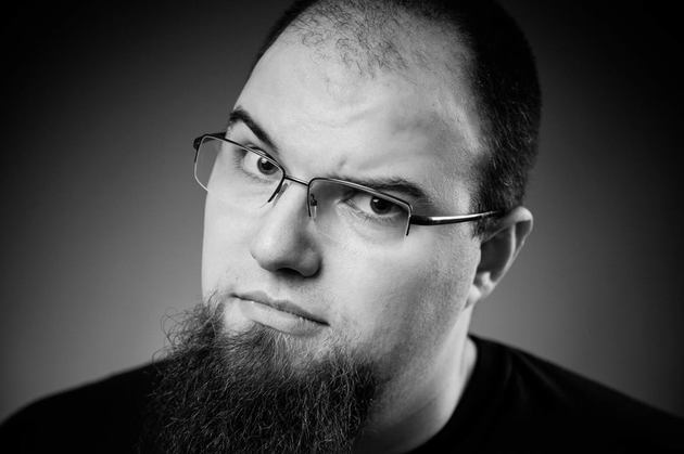 Fotografiile lui Alex Chelba, decedat în clubul Colectiv, expuse la Primăria Sibiu