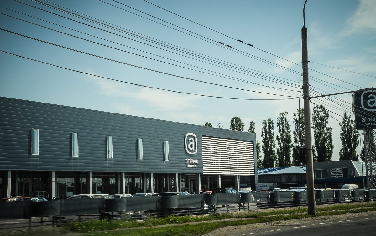 Clădirea complexului comercial Ambient, scoasă la executare silită