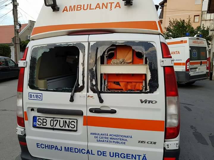 FOTO-VIDEO Ambulanță atacată cu bolovani. ”Am ajuns să fim umiliți de cei care ar trebui să ne mulțumească”