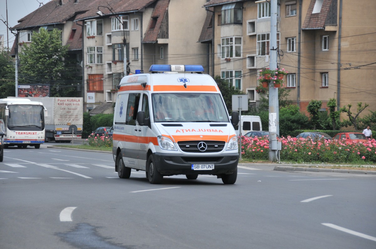 Coliziune între două mașini, pe DN14. Un bărbat a fost dus la spital