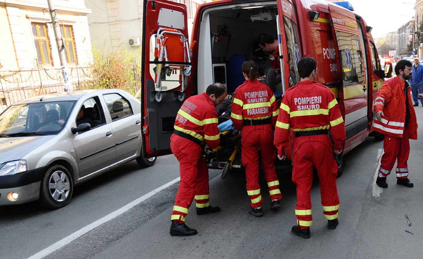 S-a intoxicat cu benzină, în fosa septică