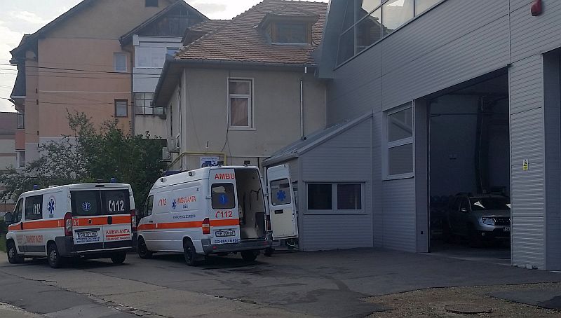 Ambulanța Sibiu înlocuiește mașina avariată cu bolovani cu una din 2001. Vechimea medie a parcului auto este de 10 ani