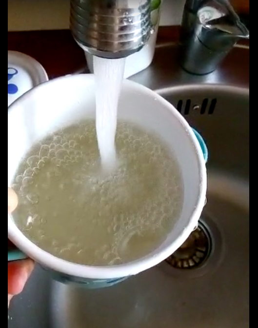 VIDEO-Apă murdară la robinet, în Sibiu. Recomandarea Apă Canal