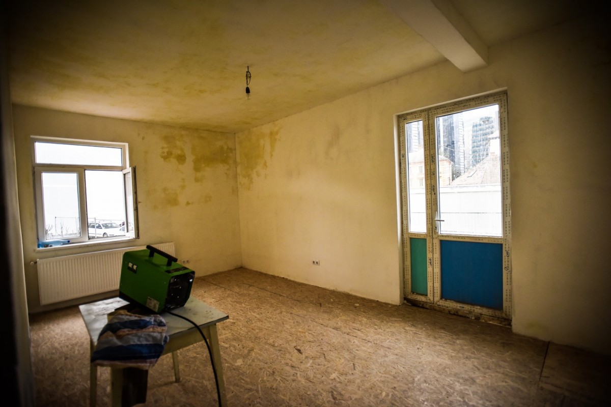 Situație neplăcută pentru un sibian: nu se poate muta în apartament din cauza unei inundații