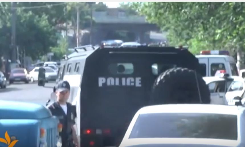 VIDEO. Un grup de persoane înarmate au ocupat sediul central al poliţiei din Erevan şi cer demisia preşedintelui Armeniei