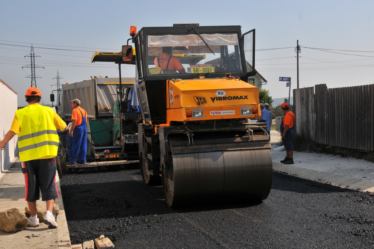 Încep lucrările de modernizare a nouă străzi de pământ: un prim strat de asfalt, până la iarnă