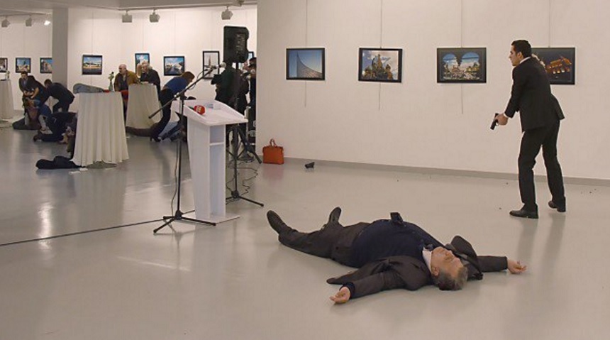 Ambasadorul Rusiei în Turcia a fost împuşcat mortal. „Noi murim în Alep, tu mori aici