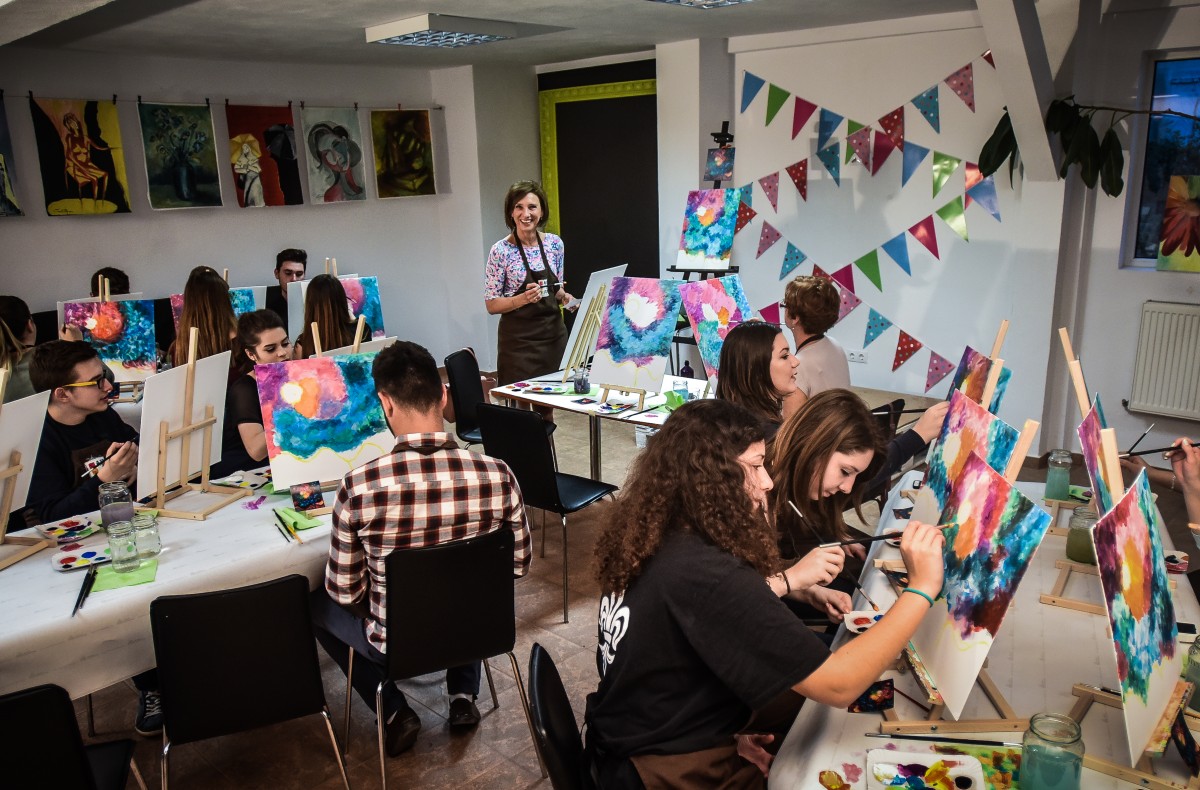 Prima doamnă a mers cu elevii la un atelier de pictură/FOTO
