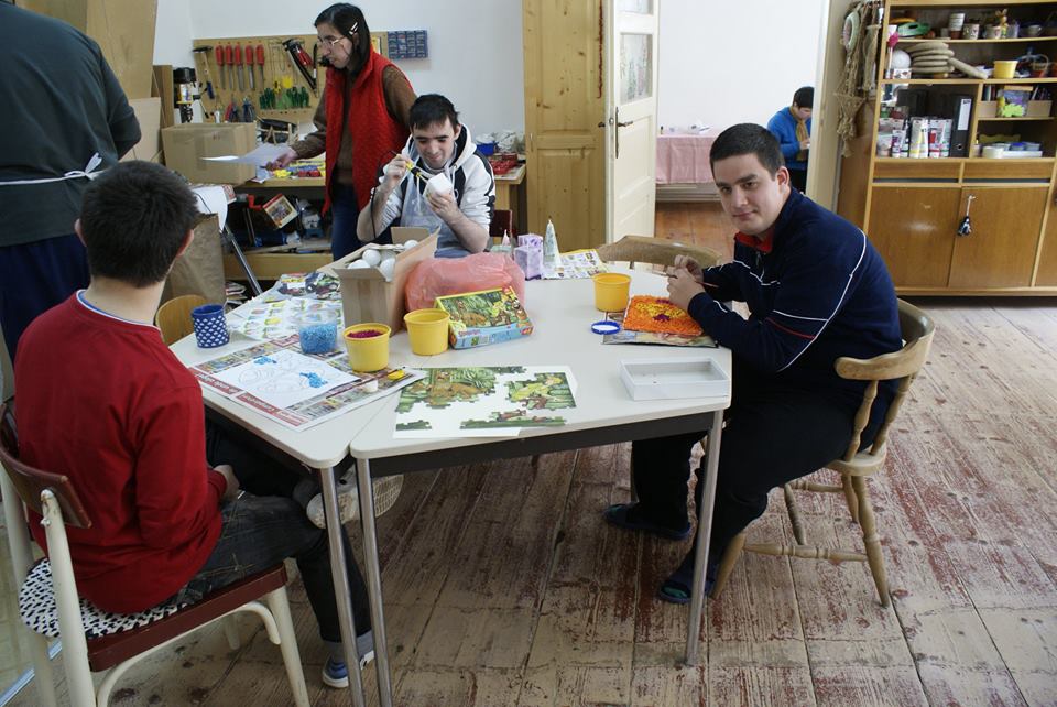 Copiii cu dizabilități creează decorațiuni pentru Crăciun de  Ziua  Internațională a Persoanelor cu Dizabilități&;&;&;