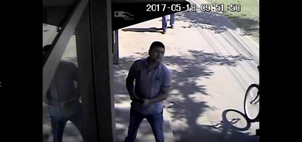 Video | Îl recunoașteți?A furat 2.500 de lei, uitați de o femeie la un ATM de pe strada Lungă