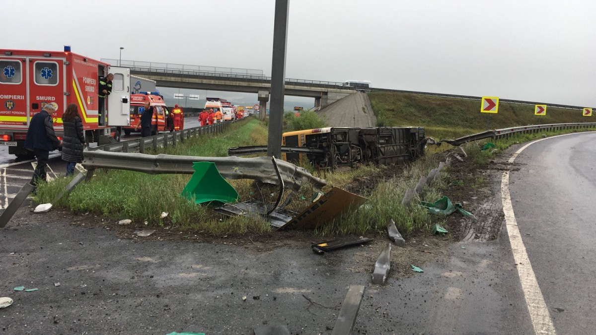 Autobuz răsturnat pe A1, la ieșirea spre aeroport. 32 de răniți | Foto Video