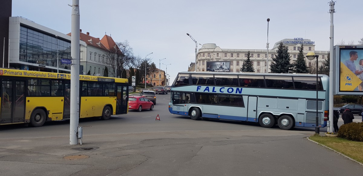 VIDEO Un autocar s-a defectat în cea mai aglomerată girație din oraș. Pe sens opus