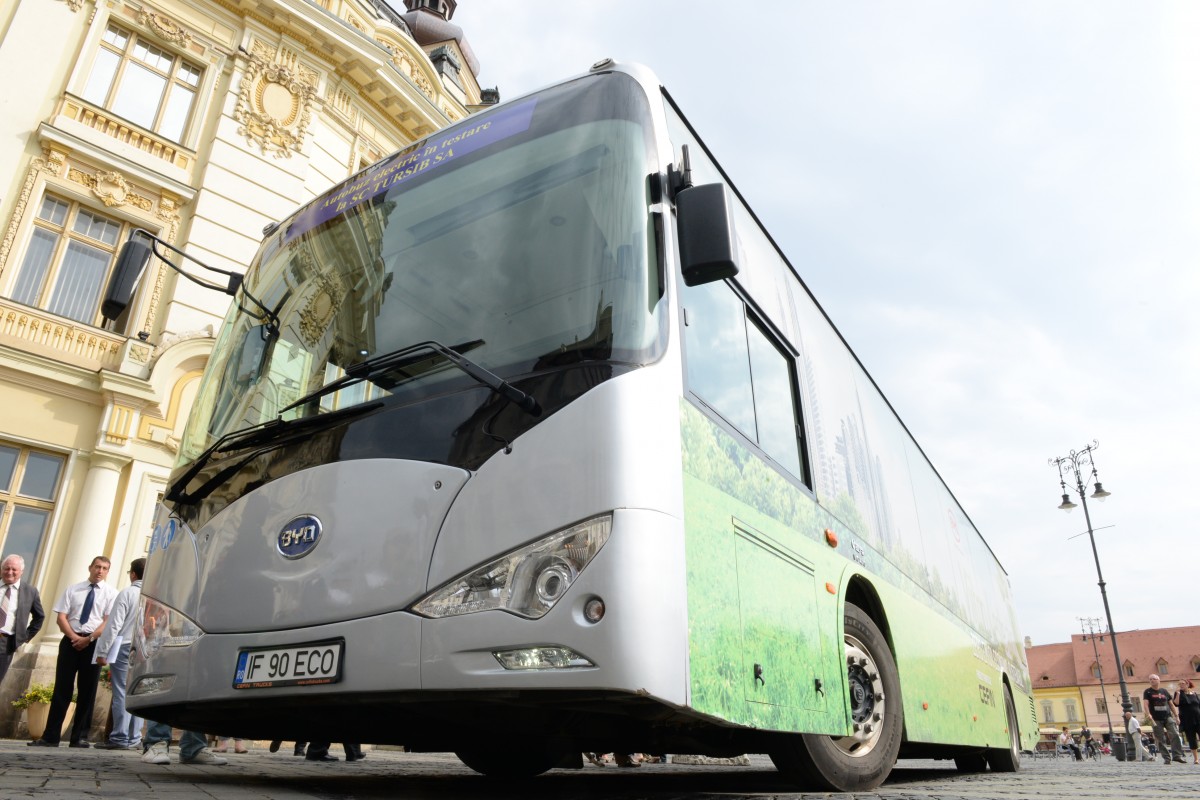 Președintele Iohannis a promulgat legea care obligă primăriile să cumpere autobuze electrice