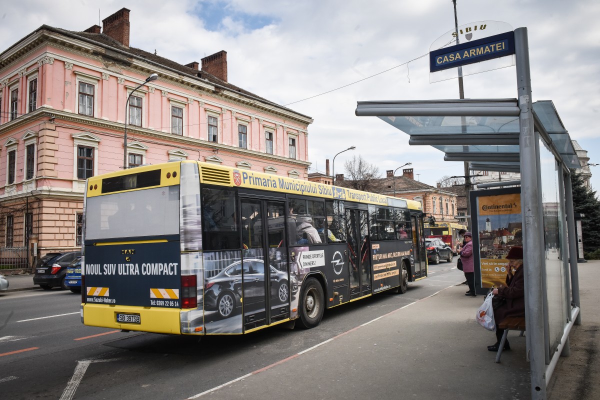 O femeie a ajuns la spital după ce a fost prinsă între ușile autobuzului