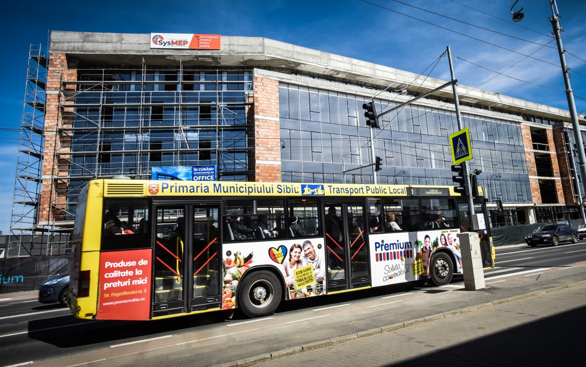 O sibiancă, certată de controlori că-și plimbă câinele cu autobuzul