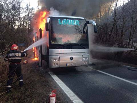 VIDEO Autocar în flăcări. Transporta 17 pasageri