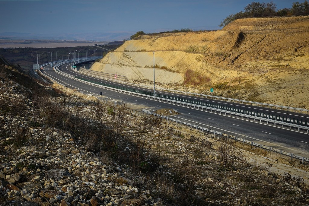 Ministrul Transporturilor arată că încă o autostradă construită de Impregilo e praf