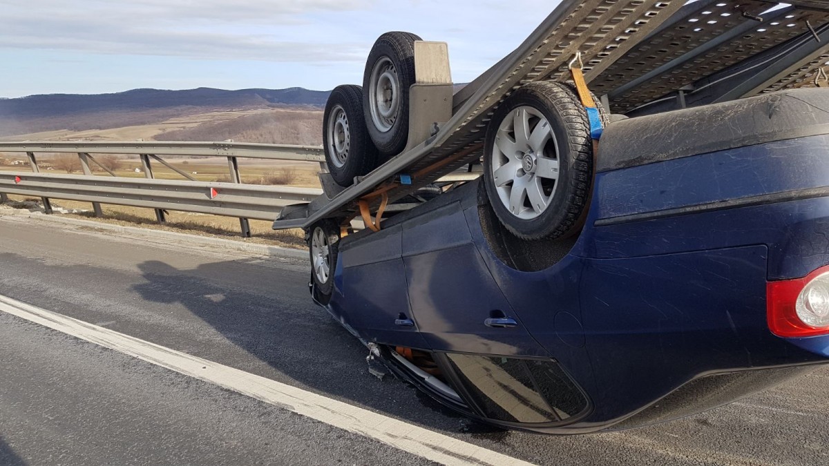 Video | Accident pe autostradă. O autoutilitară s-a răsturnat