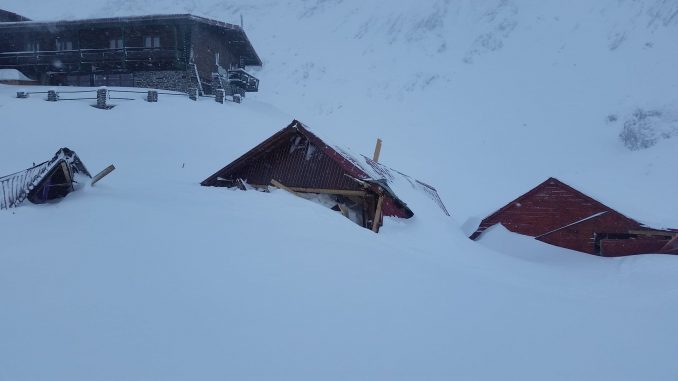 Avalanșă de mari dimensiuni la Bâlea Lac. Câteva căsuțe au fost afectate | VIDEO