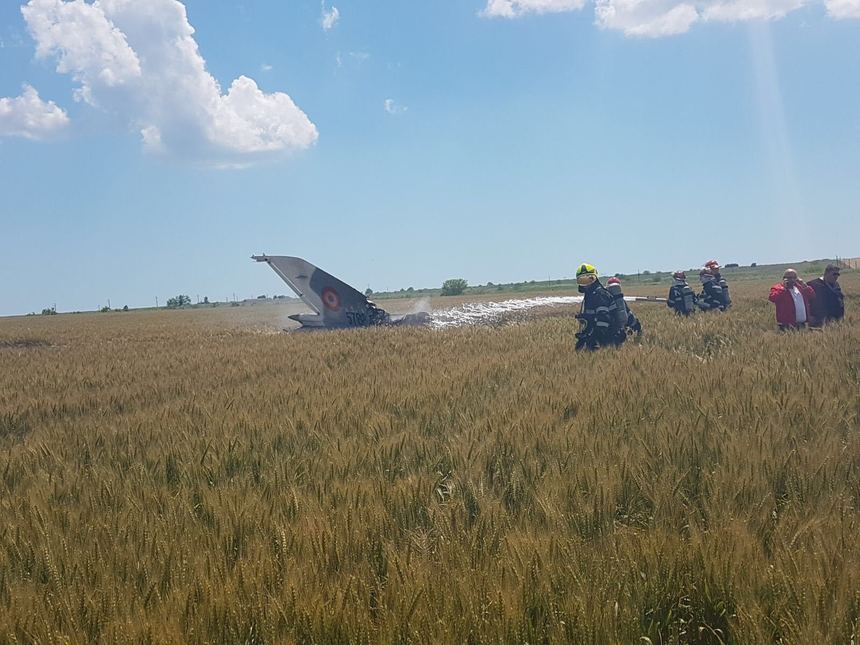 Un MIG 21 Lancer s-a prăbuşit în judeţul Constanţa. Pilotul s-a catapultat| foto video