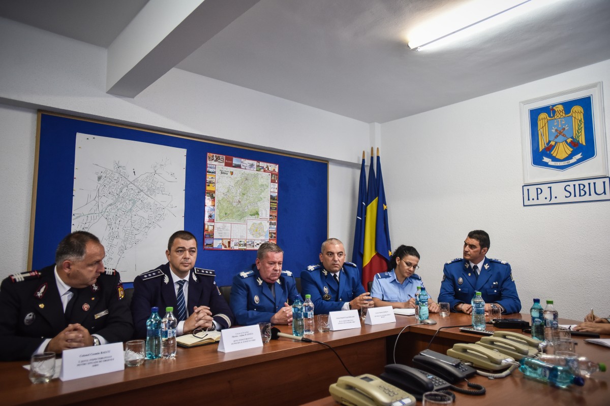Începând de mâine, peste 200 de polițiști, jandarmi și pompieri vor patrula zilnic centrul Sibiului. Până și brigada antitero e gata să intervină