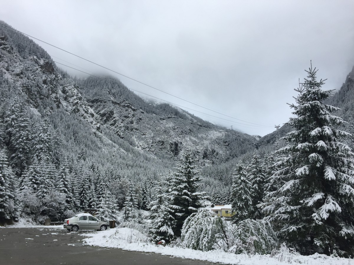 FOTO VIDEO Zăpadă pe Transalpina și Transfăgărășan. Cod galben de vânt puternic și ninsori în zona de munte