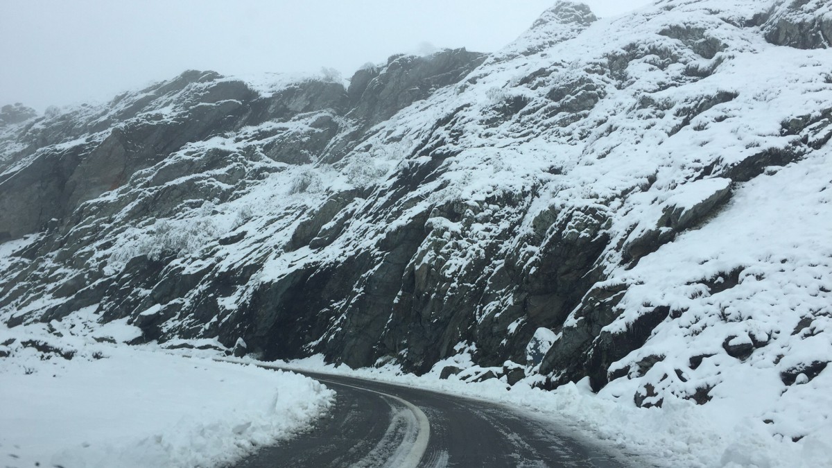 Starea drumurilor din județ. Blocaje pe Valea Oltului, zăpadă pe Transfăgărășan și Transalpina
