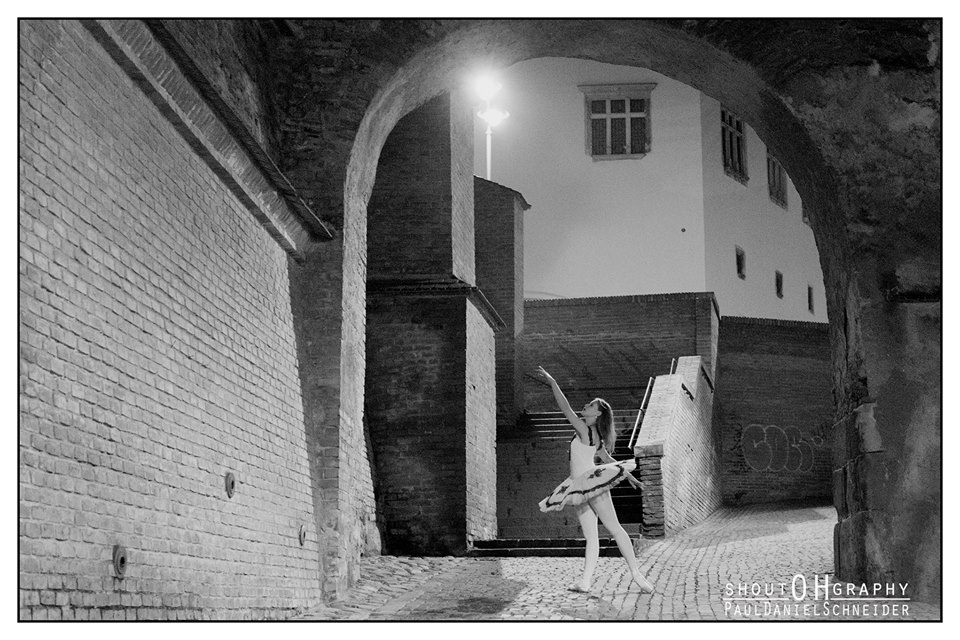 Un oraș, o noapte, o balerină. Fotografiile fermecătoare cu Sibiul