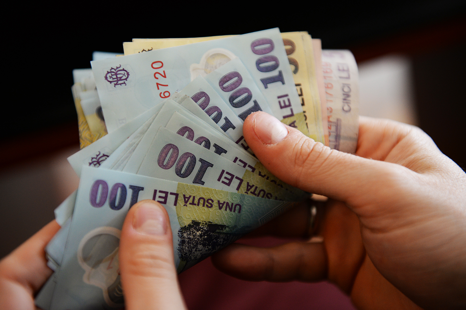 Furt din locuințe - metoda falșilor angajați. O femeie de 76 de ani a rămas fără 9.000 de lei