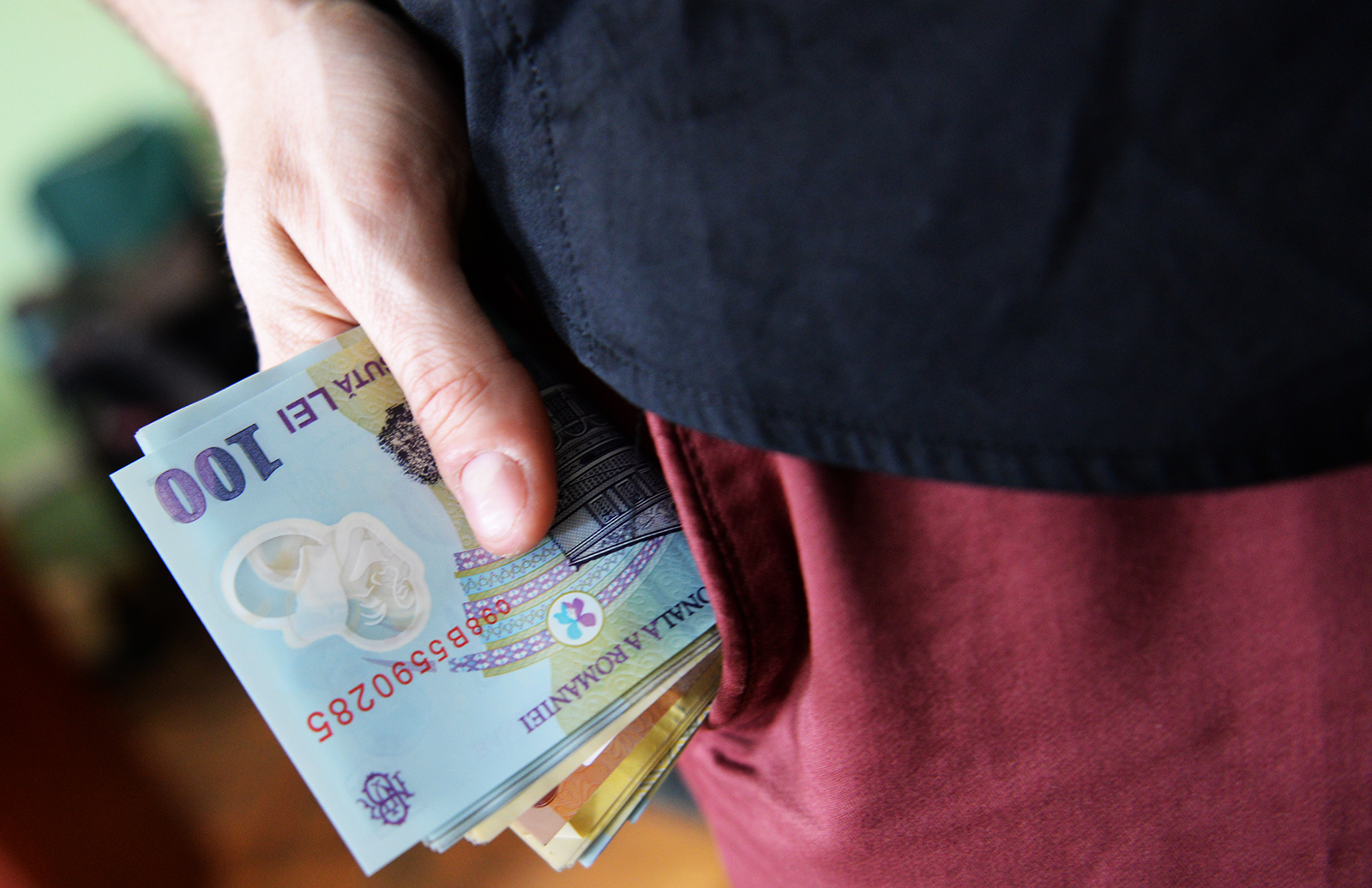 Sibiancă înșelată cu 750 de lei de un străin care i-a bătut la ușă
