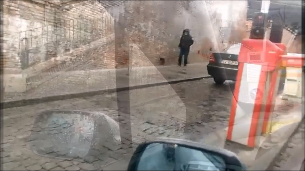 VIDEO Bariera din Piața Mică e defectă. Metodă de intrare pe ”interzis”