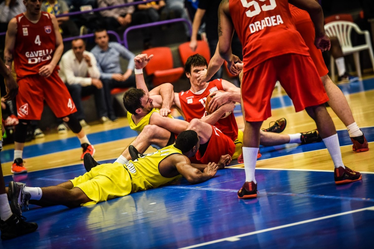 CSU Sibiu, adusă cu picioarele pe pământ de lider. Sibienii au arătat un joc şters şi au primit 100 de puncte de la Oradea