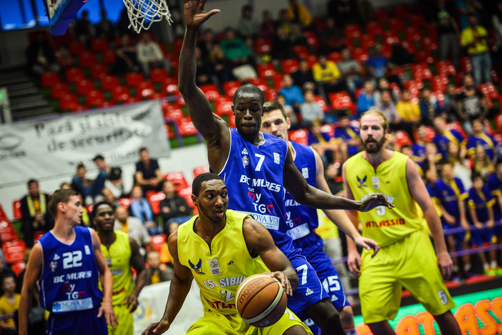 Frustrant: au avut 9 puncte avantaj înaintea ultimului sfert, dar au clacat lamentabil. CSU pierde pe mâna ei cu BC Mureş