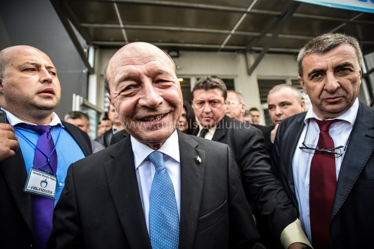 Băsescu, atac la Iohannis: Oricât ai fi de înalt, înălțimea nu te scutește de prostie