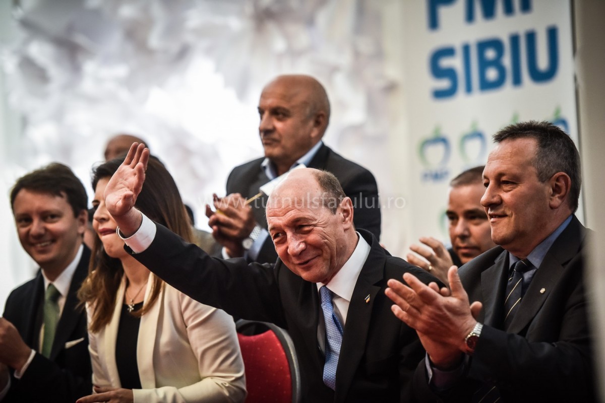 Traian Băsescu şi soţia sa depun joi jurământul ca cetăţeni moldoveni, la Ambasada Republicii Moldova la Bucureşti