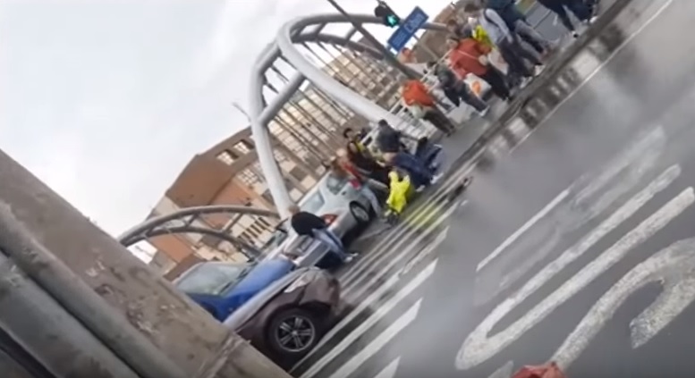 VIDEO. Bătaie la Piața Cibin, în urma unei tamponări
