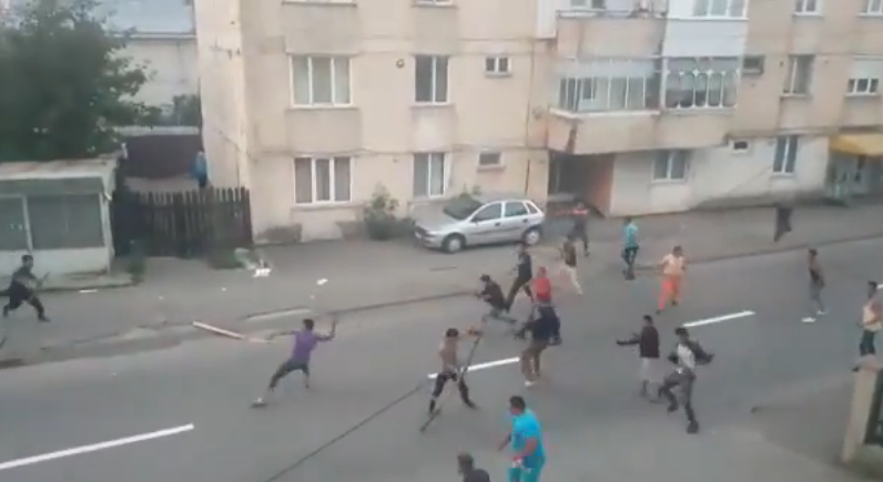 VIDEO Bătaie între două clanuri de romi, cu bâte și topoare. Poliția a tras focuri de avertisment