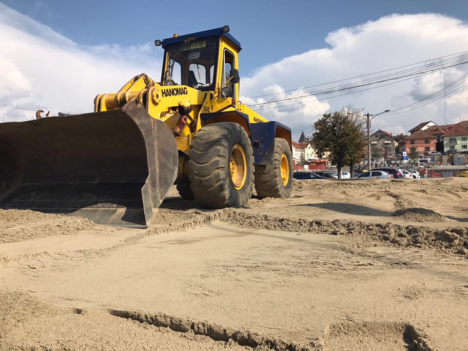 Plajă de nisip weekend-ul acesta în Parcarea Teatrului. Începe Beach Football Challenge