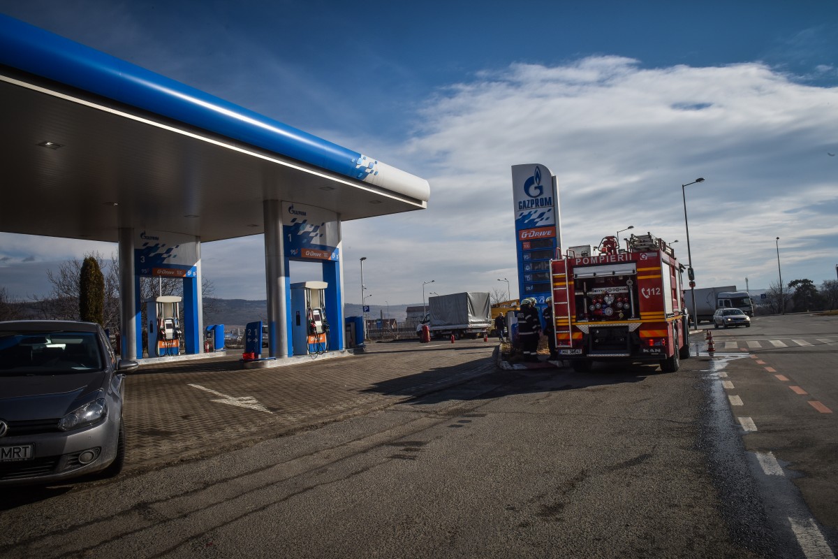 A plecat cu furtunul pompei de gaz după el din benzinărie | Actualizare
