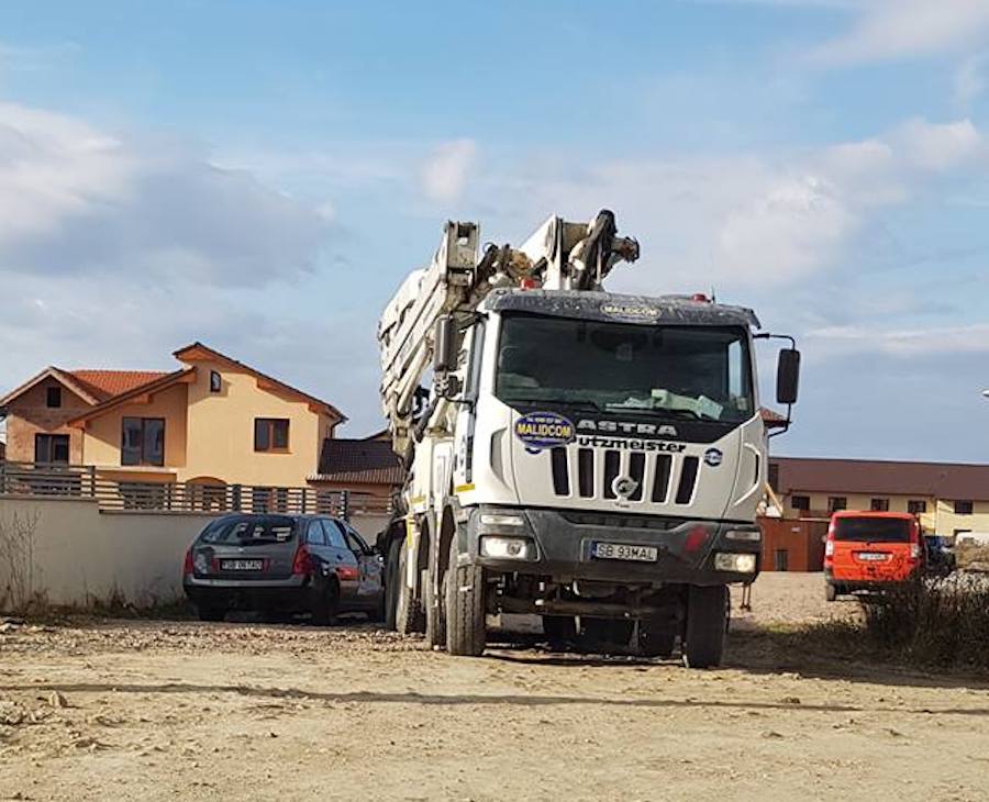 Betoniera-dezastru: ziua a făcut praf o mașină, seara a deversat mizeria în mijlocul drumului