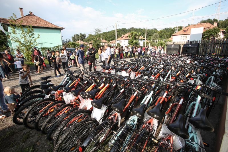 100 de copii din zona Copșa Mică-Mediaș au primit biciclete de la Episcopia Scandinaviei