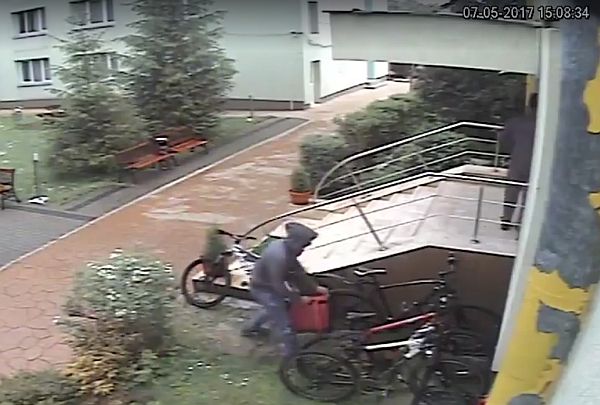 FOTO-VIDEO Biciclete furate ziua în amiaza mare, din fața Căminului 2