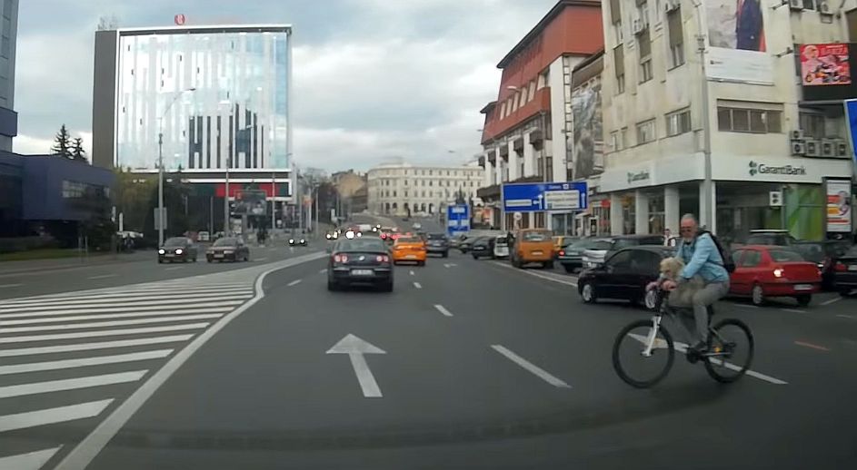 VIDEO – Pe contrasens, fără să se asigure, peste linie continuă: Cum circulă bicicliștii în Sibiu