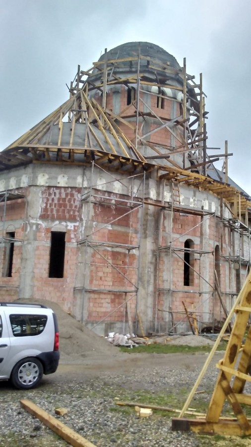 VIDEO Fost muncitor la biserica din Șelimbăr: Firma de construcție folosește materiale necalitative și oameni fără experiență