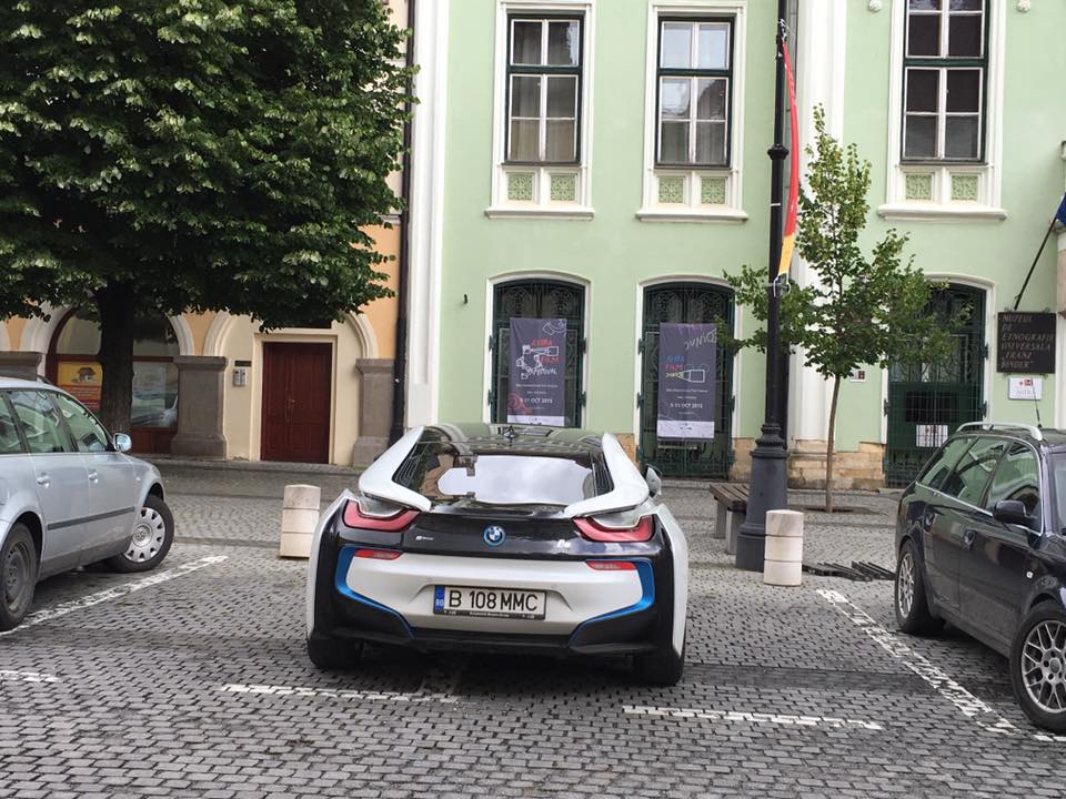 ACTUALIZARE Explicația șoferului de BMW i8: După aia a plecat altă mașină și s-a parcat așa, de am rămas eu!