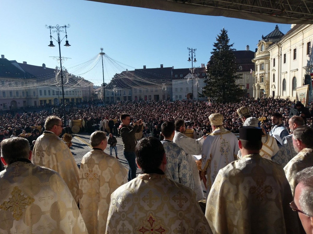 FOTO, VIDEO Piața Mare, mai plină de Bobotează decât de Revelion