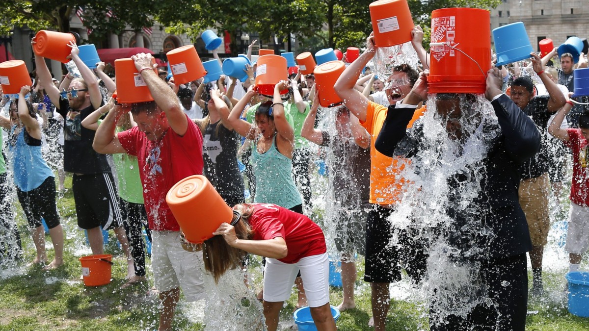 Provocarea „Ice Bucket” și-a atins scopul după doi ani